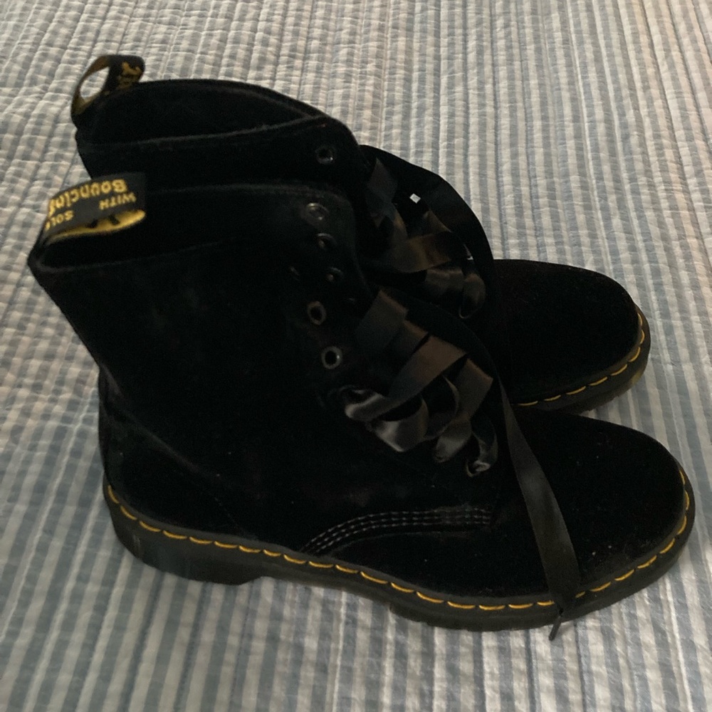 NIB Dr. Martens Size 11 1460 Women’s Pascal Black Crushed Velvet 8 Eyelet Boots.